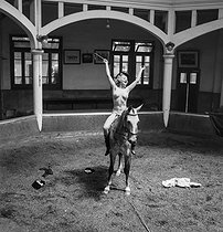 Roger-Viollet | 372751 | Circus. Lora Rode, the horsewoman. France, circa 1937-1939. Photograph by Gaston Paris (1903-1964). | © Gaston Paris / Roger-Viollet