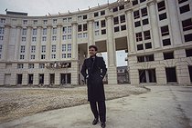 Roger-Viollet | 373647 | Ricardo Bofill (né en 1939), architecte catalan, sur le chantier du Jardin des Colonnes. Paris (XIVème arr.), 1984. | © Jean-Pierre Couderc / Roger-Viollet