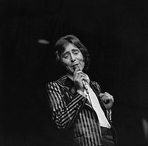 Roger-Viollet | 379355 | Michel Delpech (1946-2016), French singer, performing at the Olympia concert hall. Paris (IXth arrondissement), March 1972. | © Patrick Ullmann / Roger-Viollet