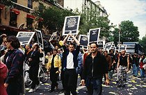 Roger-Viollet | 379364 | Manifestation d'Act Up lors de l'Euro Pride. Paris, 1997. | © Catherine Deudon / Roger-Viollet