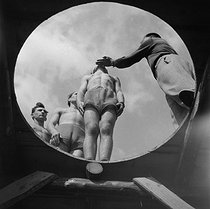 Roger-Viollet | 383534 | Armée française. Entraînement au saut en parachute. France, vers 1945-1950. | © Gaston Paris / Roger-Viollet