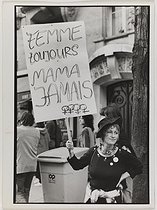 Roger-Viollet | 384265 | March for free abortion and birth control, supporting the Veil law, where 50 000 women participated | © Catherine Deudon / Bibliothèque Marguerite Durand / Roger-Viollet