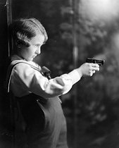 Roger-Viollet | 387154 | Jeune garçon jouant au pistolet. | © Laure Albin Guillot / Roger-Viollet