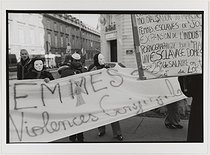Roger-Viollet | 388018 | Manifestation contre les violences faites aux femmes, le 25 novembre 2008 | © Catherine Deudon / Bibliothèque Marguerite Durand / Roger-Viollet
