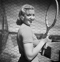 Roger-Viollet | 389006 | Joueuse de tennis. Deauville (Calvados), 1939. | © Boris Lipnitzki / Roger-Viollet