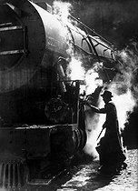 Roger-Viollet | 389471 | Construction de locomotives. Vérification de l'étanchéité de la tuyauterie à la vapeur. Angleterre, 1946. | © Jacques Boyer / Roger-Viollet
