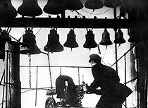 Roger-Viollet | 396178 | Révolution russe de 1917.  Junkers  (aspirants officiers) tirant sur le peuple depuis le clocher d'une église occupée par les  Blancs . | © Roger-Viollet / Roger-Viollet