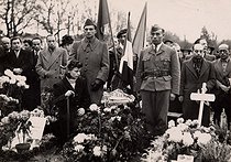 Roger-Viollet | 396531 | Mélinée Manouchian (1913-1989), Armenian resistance fighter who became French at the time of the Liberation, during a ceremony at the cemetery of Ivry-sur-Seine (France). | © Archives Manouchian / Roger-Viollet