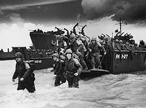Roger-Viollet | 396906 | World War II. Normandy landings. US reinforcements landing from barges at Utah-Beach to deploy towards Cherbourg (France), June 1944. | © Roger-Viollet / Roger-Viollet