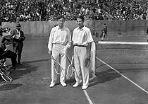 Roger-Viollet | 398513 | René Lacoste and John Hennessey during the finals France versus United States of the Davis Cup. Paris, Roland-Garros, 1928. | © Roger-Viollet / Roger-Viollet