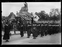 Roger-Viollet | 400199 | World War One. Celebrations for the American Independence Day. Red Cross women arriving at the place de la Concorde and parading in front of the Strasbourg statue. Paris (VIIIth arrondissement), on July 4, 1918. | © Excelsior - L'Equipe / Roger-Viollet