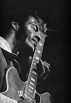 Roger-Viollet | 400774 | Chuck Berry (1926-2017), American guitarist, singer and composer. Paris, Olympia, 1973. | © Patrick Ullmann / Roger-Viollet