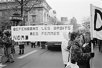 Roger-Viollet | 404720 | Demonstration in support of male-female parity. Paris (France), November 1997. | © Janine Niepce / Roger-Viollet