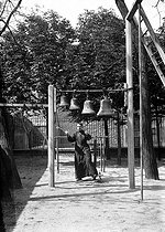 Roger-Viollet | 405963 | The bells of the Saint-Serge orthodox seminary. Paris, rue de Crimée (XIXth arrondissement), about 1920. | © Albert Harlingue / Roger-Viollet