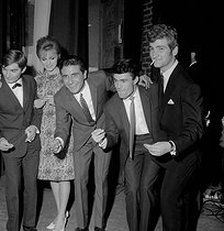 Roger-Viollet | 414418 | From left to right: Pierre Vassiliu, Catherine Rouvel, Gilbert Bécaud, Alain Barrière and Eddy Mitchell. Paris, 1963. | © Studio Lipnitzki / Roger-Viollet