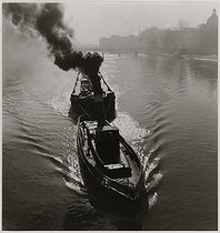 Roger-Viollet | 415994 | Tugboat on the Seine river, barges, view on the dome of the French Institute and the pont des Arts, Paris (VIIth arrondissement). 1936. Photograph by Roger Schall (1904-1995). Paris, musée Carnavalet. | © Roger Schall / Musée Carnavalet / Roger-Viollet