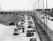 Roger-Viollet | 418240 | Traffic jam near Montlhéry, about 1960. | © Roger-Viollet / Roger-Viollet