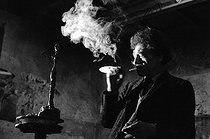 Roger-Viollet | 419530 | Alberto Giacometti (1901-1966), sculpteur et peintre suisse dans son atelier. Paris, 1961. | © Jean-Régis Roustan / Roger-Viollet