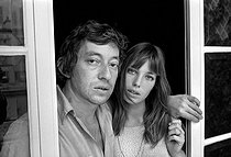 Roger-Viollet | 426329 | Serge Gainsbourg (1928-1991), French singer-songwriter, and Jane Birkin (born in 1946), English actress and singer, 1969. Photograph by Georges Kelaïditès (1932-2015). | © Georges Kelaïditès / Roger-Viollet