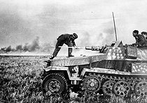 Roger-Viollet | 426453 | Guerre 1939-1945. Front russe. Bataille de Stalingrad (septembre 1942 - février 1943). Blindé allemand SdKfz-251 tirant sur la ville. Septembre 1942. | © Roger-Viollet / Roger-Viollet