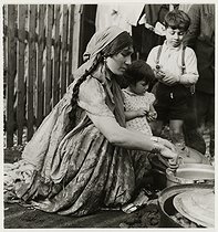 Roger-Viollet | 426488 | Gypsies. Woman with her children. Saint-Ouen (France), 1938. Photograph by Roger Schall (1904-1995). Paris, musée Carnavalet. | © Roger Schall / Musée Carnavalet / Roger-Viollet
