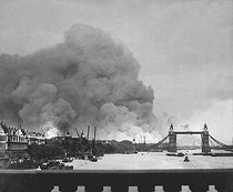 Roger-Viollet | 428384 | World War II. First mass air raid on London, 7th September 1940. | © US National Archives / Roger-Viollet