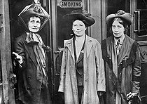 Roger-Viollet | 428776 | Emmeline Pankhurst (1858-1928) and her two daughters : Christabel (1880-1958) and Sylvia (1882-1960), English suffragettes. | © Albert Harlingue / Roger-Viollet