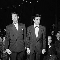 Roger-Viollet | 429839 | Jean-Claude Pascal and Gilbert Bécaud at Pinder circus. Paris, March 1958. | © Studio Lipnitzki / Roger-Viollet
