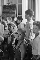 Roger-Viollet | 432903 | Primary school. Algiers (Algeria), 1958. Photograph by Jean Marquis (1926-2019). | © Jean Marquis / Roger-Viollet