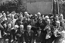 Roger-Viollet | 434872 | Rally at the Communards' Wall. Middle row, from left to right : Zyromski, Marizet, Maurice Thorez, Léon Blum, Marcel Cachin, Thérèse Blum, Gitton and Jacques Duclos. Behind Marizet, in profile : Jules Moch. Far right : Marceau Pivert. Paris, Père-Lachaise cemetery, on May 24, 1936. | © Roger-Viollet / Roger-Viollet