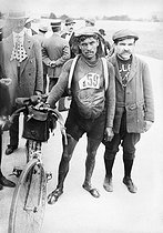 Roger-Viollet | 437019 | Finish of Jules Deloffre (1885-1963), French racing cyclist, 15-th of the Tour de France, on July 30, 1911. | © Maurice-Louis Branger / Roger-Viollet