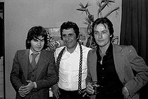Roger-Viollet | 437626 | Daniel Guichard, Gilbert Bécaud and Alain Delon. Paris, Olympia, 1977. | © Patrick Ullmann / Roger-Viollet