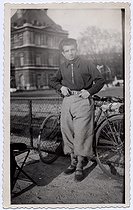 Roger-Viollet | 442570 | Missak Manouchian (1906-1944), Armenian poet and resistance fighter, posing next to his bicycle in the Tuileries Garden. Paris (Ist arrondissement). | © Archives Manouchian / Roger-Viollet