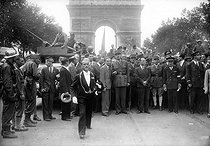 Roger-Viollet | 457563 | World War II. General Charles de Gaulle, at the Arc de Triomphe, with Joseph Laniel, Georges Bidault, General Leclerc, Alexandre Parodi, General Juin, Marcel Flouret, prefect of the Seine and Geoffroy de Courcel (second row, second from the left, profile). On the left : Pierre Dessance (St Cyr forage cap) in the police contingent of the parade. Paris, on August 26, 1944. | © LAPI / Roger-Viollet