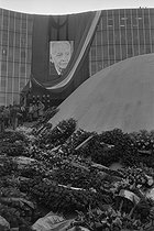 Roger-Viollet | 460138 | Louis Aragon's (1897-1982) funeral, French writer. Paris, French Communist Party headquarters, Colonel-Fabien square. | © Jacques Cuinières / Roger-Viollet