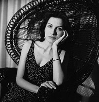 Roger-Viollet | 462234 | Ludmila Mikaël (née en 1947), actrice française, assise dans un fauteuil. Paris, janvier 1984. | © Kathleen Blumenfeld / Roger-Viollet