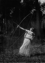 Roger-Viollet | 462522 | Raymond Duncan Academy. Archery. Return to the Antique life, at Montfermeil, 1913. | © Maurice-Louis Branger / Roger-Viollet