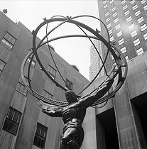 Roger-Viollet | 464025 | La statue de l'Atlas, bronze de Lee Lawrie (1877-1963). New York (Etats-Unis), Rockefeller Center, 1967. | © Anne Salaün / Roger-Viollet