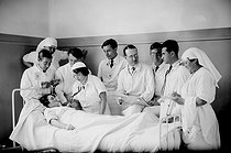 Roger-Viollet | 464076 | Auscultation at the Broussais hospital. Paris, 1935. | © Jacques Boyer / Roger-Viollet