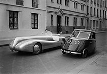 Roger-Viollet | 466618 | Voitures électriques. A g. : voiture à carrosserie en aluminium de Paul Arzens (au volant). A dr. : coupé fabriqué par les ateliers Bréguet. Paris, juillet 1942. | © LAPI / Roger-Viollet