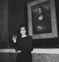 Roger-Viollet | 468553 | Sophia Loren, Italian actress, in front of the Mona Lisa at the Louvre museum. Paris, February 1964. | © Roger-Viollet / Roger-Viollet