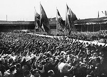 Roger-Viollet | 470081 | Front Populaire : Rassemblement communiste au stade Buffalo. Montrouge (Hauts-de-Seine), juin 1936. | © Roger-Viollet / Roger-Viollet