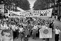 Roger-Viollet | 471630 | Popular Front on July 14, 1936. Communist youth movement. Paris (XIIth arrondissement). | © Roger-Viollet / Roger-Viollet