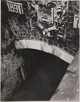 Roger-Viollet | 472190 | Writers' houses : Eugène Dabit. La Villette. Coat of arms sculpted on the vault of a canal. Paris, 1933-1934. Photograph by Jean Roubier (1896-1981). Bibliothèque historique de la Ville de Paris. | © Jean Roubier / BHVP / Roger-Viollet