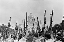 Roger-Viollet | 476572 | Havana (Cuba). First demonstration in support of the Revolution, in front of the old Presidential palace. 1959. | © Gilberto Ante / Roger-Viollet