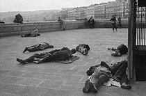 Roger-Viollet | 477996 | Hommes faisant la sieste dans le port. Alger (Algérie), décembre 1953. Photographie de Jean Marquis (1926-2019). | © Jean Marquis / Roger-Viollet