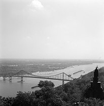 Roger-Viollet | 478537 | Bridge on the Dnieper river. Kyiv (Ukraine, USSR), August 1964. | © Anne Salaün / Roger-Viollet
