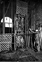 Roger-Viollet | 484234 | Cage de descente des mineurs dans le puits Rünholtz des mines de charbon de Graissessac (Hérault). 1925. | © Jacques Boyer / Roger-Viollet
