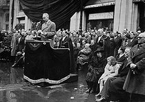 Roger-Viollet | 484819 | Louis Aragon delivering a speech at Jean-Richard Bloch's funeral. Paris, 1947. | © Roger-Viollet / Roger-Viollet