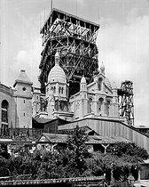 Roger-Viollet | 489301 | Paris (XVIIIth district). The basilica of the Sacred Heart during the construction of the bell tower, by 1908. | © Léon & Lévy / Roger-Viollet